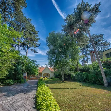 Nyaraló Klimatisiertes In Mit Grill By Interhome